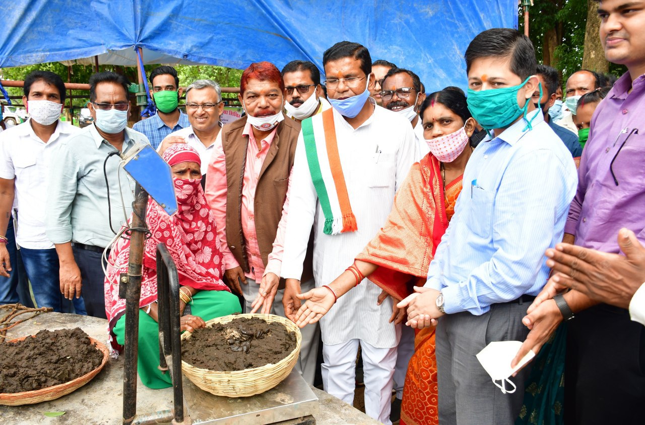 विधायक श्री मोहन मरकाम और श्री चंदन कश्यप ने भाटपाल गौठान से किया गोधन न्याय योजना का शुभारंभ