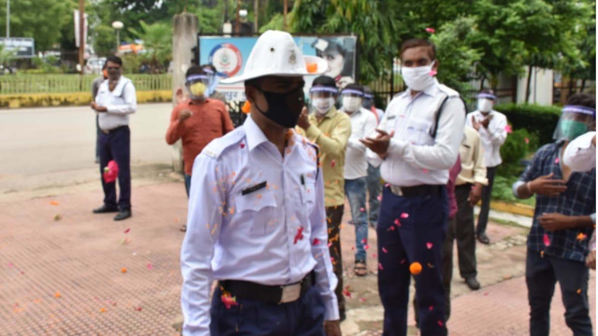 स्वस्थ होकर काम में वापस लौटने पर यातायात पुलिस अधीक्षक सतीश ठाकुर और अन्य स्टाफ ने पुष्प वर्षा कर स्वागत किया