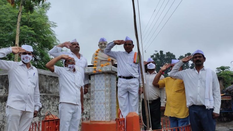 जिला एंव ब्लाक सेवादल ने छुईहा मे मनाया कांति दिवस ध्वजारोहण कर सलामी दी गई