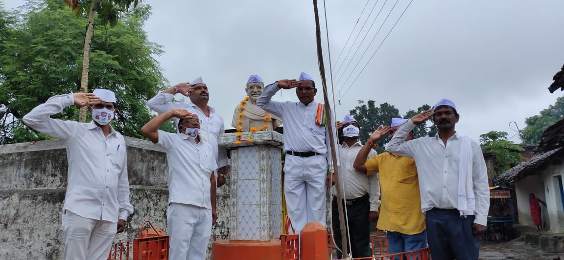 जिला एंव ब्लाक सेवादल ने छुईहा मे मनाया कांति दिवस ध्वजारोहण कर सलामी दी गई