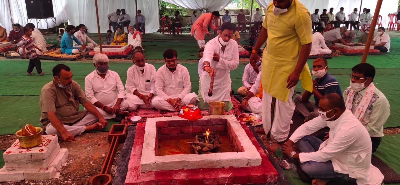 मुख्यमंत्री भूपेश बघेल के जन्म दिन को समय के अनुकूल विकास उपाध्याय जनता के बीच मना रहे हैं