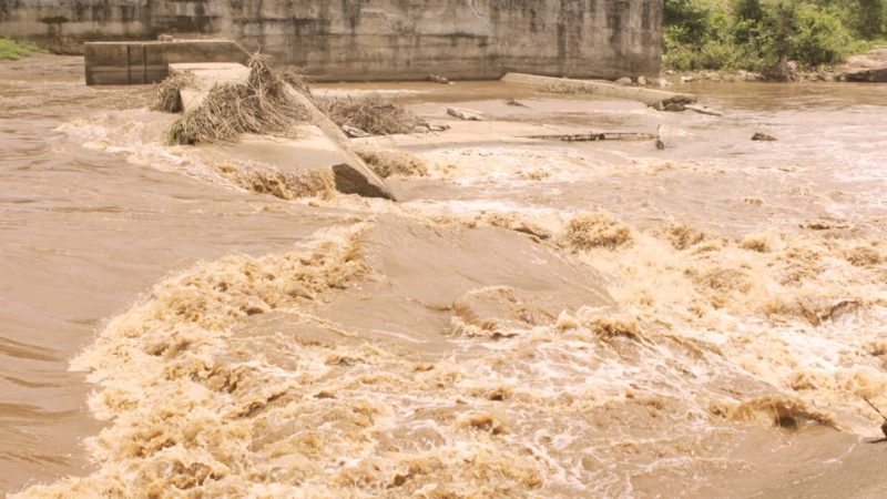 8 करोड़ की लागत से बना एनीकेट घटिया कार्य और गुणवत्ता के कारण टूट गया….