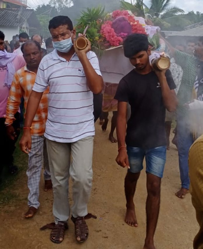 दिवंगत पार्षद मंगल साहू को कांग्रेस के झंडे के साथ दी गयी अंतिम विदाई….प्रदेश कांग्रेस अध्यक्ष मोहन मरकाम ने कांग्रेस कार्यकर्ता की अर्थी को दिया कंधा