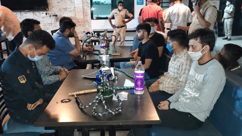 लॉक डाउन के बावजूद ब्लू स्काई कैफे में चोरी छुपे हुक्का बार का संचालन….पुलिस की छापा मार कार्रवाई