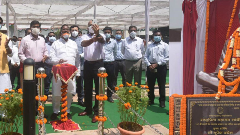 मंत्रालय परिसर में राष्ट्रपिता महात्मा गांधी  की प्रतिमा का हुआ अनावरण 
