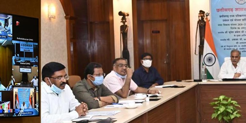 छत्तीसगढ़ के वनक्षेत्रों के नालों में पहली बार हो रहा है वैज्ञानिक पद्धति से भू-जल संवर्धन का काम: श्री भूपेश बघेल