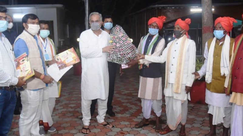 मुख्यमंत्री से बस्तर दशहरा समिति के प्रतिनिधिमंडल ने की सौजन्य मुलाकात 