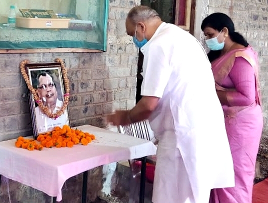 मंत्री श्री रविन्द्र चौबे ने ग्राम पीपरछेड़ी पहुंचकर स्वर्गीय  श्री रविन्द्र भेंड़िया को दी श्रद्धांजलि