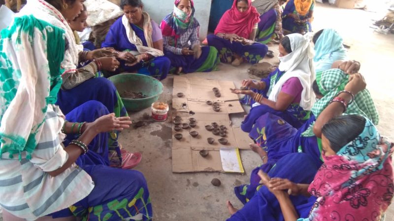 गांवों में दीपावली की तैयारी शुरू : गोबर की दीया बनाने जुटीं महिलाएं