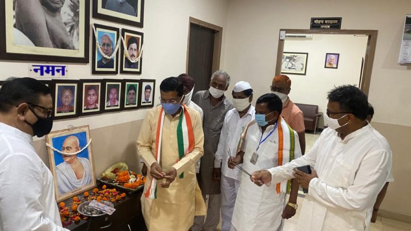 राष्ट्रपिता महात्मा गांधी एवं पूर्व प्रधानमंत्री लाल बहादुर शास्त्री की जयंती पर कांग्रेस ने सभी जिला एवं ब्लाक मुख्यालयों में किसान मजदूर बचाओ दिवस मनाया