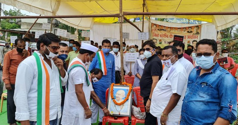 प्रदेश कांग्रेस अध्यक्ष मोहन मरकाम कोंडागांव में आयोजित मौन धरना में हुए शामिल
