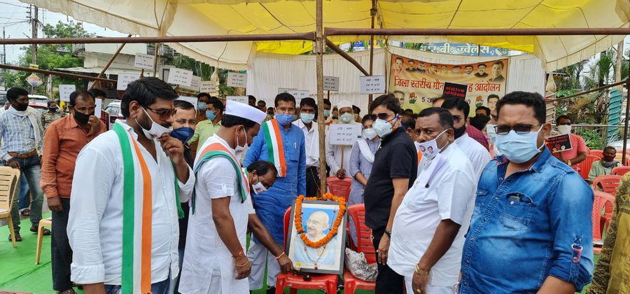 प्रदेश कांग्रेस अध्यक्ष मोहन मरकाम कोंडागांव में आयोजित मौन धरना में हुए शामिल