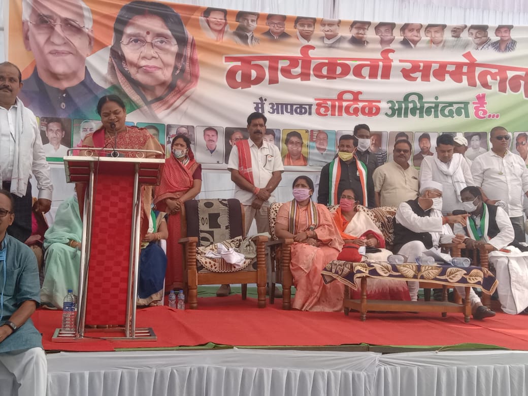 राज्यसभा सांसद फूलोदेवी नेताम ने डॉ.के के ध्रुव के पक्ष में जनसभा को संबोधित किया