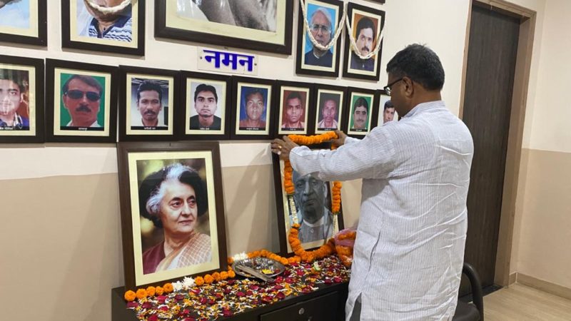 प्रदेश कांग्रेस मुख्यालय राजीव भवन में आज लौह पुरूष सरदार वल्लभ भाई पटेल जी की जयंती एवं पूर्व प्रधानमंत्री प्रियदर्शनीय श्रीमती इंदिरा गांधी जी के शहादत दिवस पर पुष्प अर्पित कर श्रद्धांजलि दी