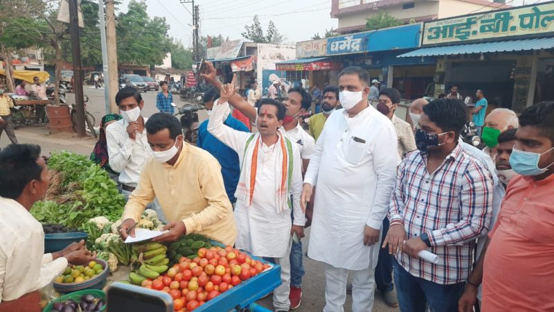 कांग्रेस का हस्ताक्षर अभियान जारी….ठेलेवालों, छोटे दुकानदारों से हस्ताक्षर कराकर समर्थन मांगा – गिरीश दुबे
