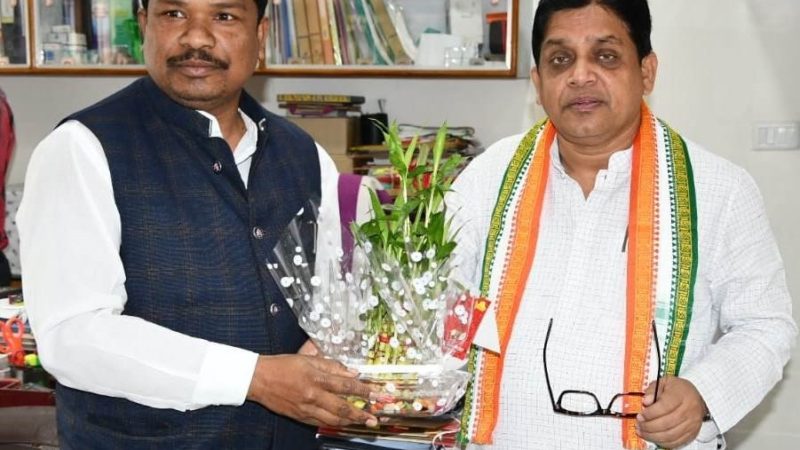 मंत्री डॉ. शिवकुमार डहरिया से राज्य अनुसूचित जनजाति आयोग के सदस्य श्री नितिन पोटाई ने की मुलाकात