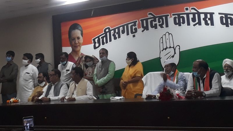 कांग्रेस कार्यकर्ताओं ने मुख्यमंत्री भूपेश बघेल और प्रदेश कांग्रेस अध्यक्ष मोहन मरकाम का किया सम्मान 