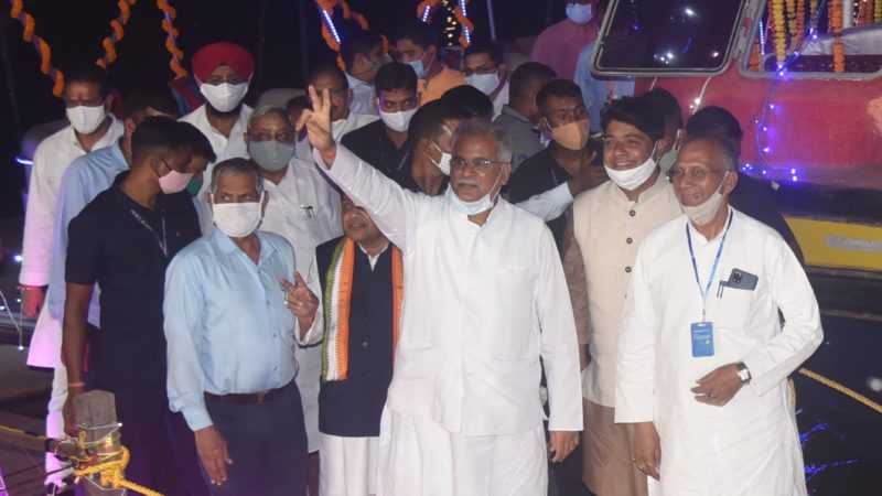 बूढ़ातालाब के सौंदर्यीकरण से रायपुर शहर की खूबसूरती में जुड़ी एक महत्वपूर्ण कड़ी- मुख्यमंत्री श्री भूपेश बघेल मुख्यमंत्री ने बूढ़ातालाब-स्वामी विवेकानंद सरोवर के सौंदर्यीकरण का किया अवलोकन