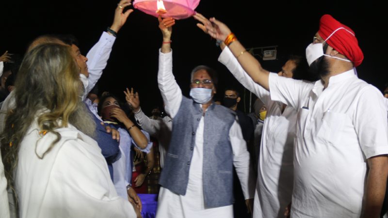 मुख्यमंत्री ने बूढ़ा तालाब के आकर्षक तट पर ‘छत्तीसगढ़ लोककला शिल्प संसार‘ का किया अवलोकन