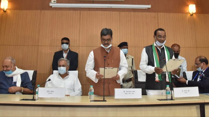 मुख्यमंत्री नवनिर्वाचित विधायक डॉ.के.के.ध्रुव के शपथ ग्रहण समारोह में शामिल हुए