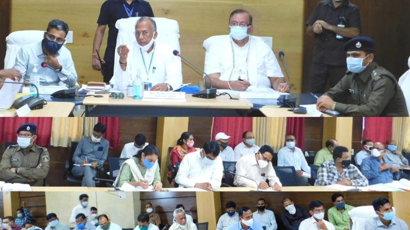 गृह मंत्री ने ली गरियाबंद जिला अधिकारियों की बैठक 