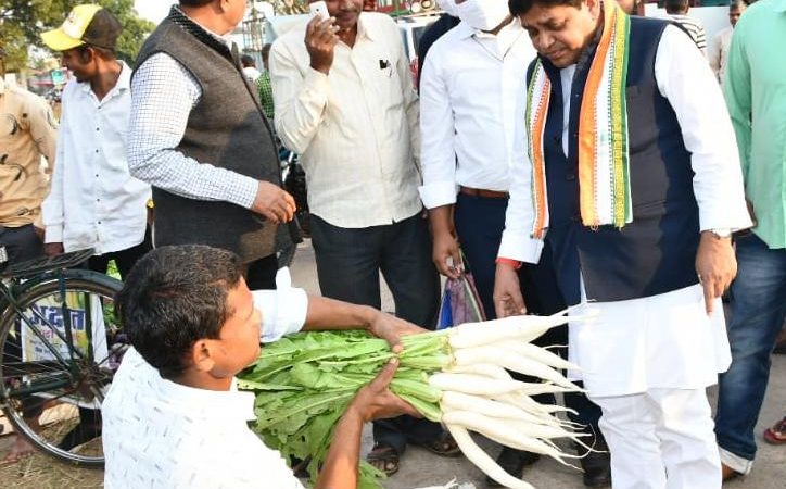 का साग हे, कइसे किलो देहे, बारी के हे न, ताजा हवय न