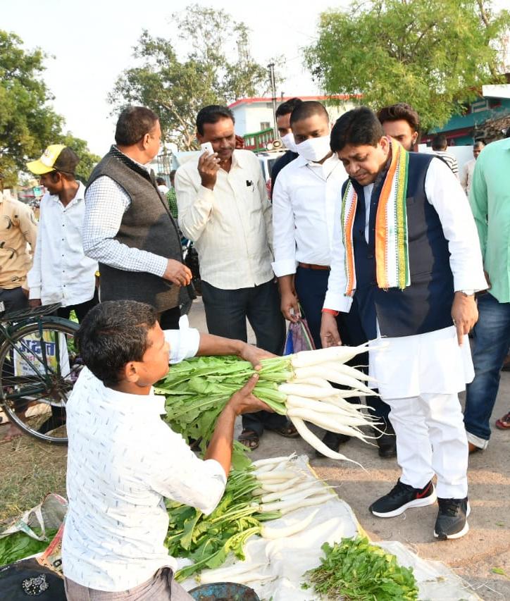 का साग हे, कइसे किलो देहे, बारी के हे न, ताजा हवय न