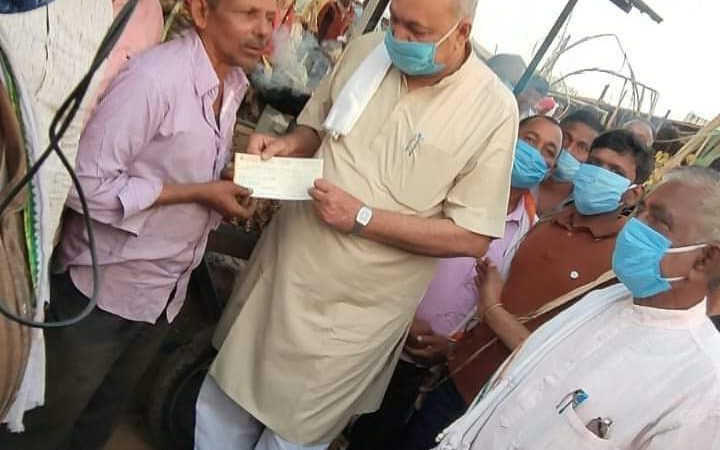 मंत्री श्री चौबे ने लॉकडाउन से प्रभावित छोटे-छोटे व्यवसायियों को सहायता राशि का चेक भेंट किया