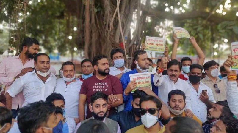भाजपा के पूर्वजो को अग्रेजो के मुख्यबिर और एजेंट बताए जाने के विरोध में भाजयुमो कार्यकर्ताओं ने भूपेश बघेल का पुतला जलाया