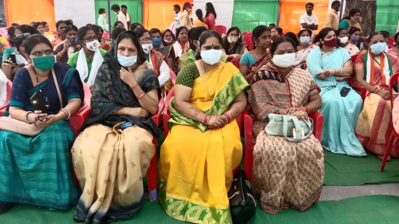 महिलाओं पर हो रहे अत्याचार व उनकी व्यथा को लेकर फूलोदेवी नेताम ने महिला उत्पीड़न दिवस पर एक दिवसीय धरने के माध्यम से हुँकार भरी