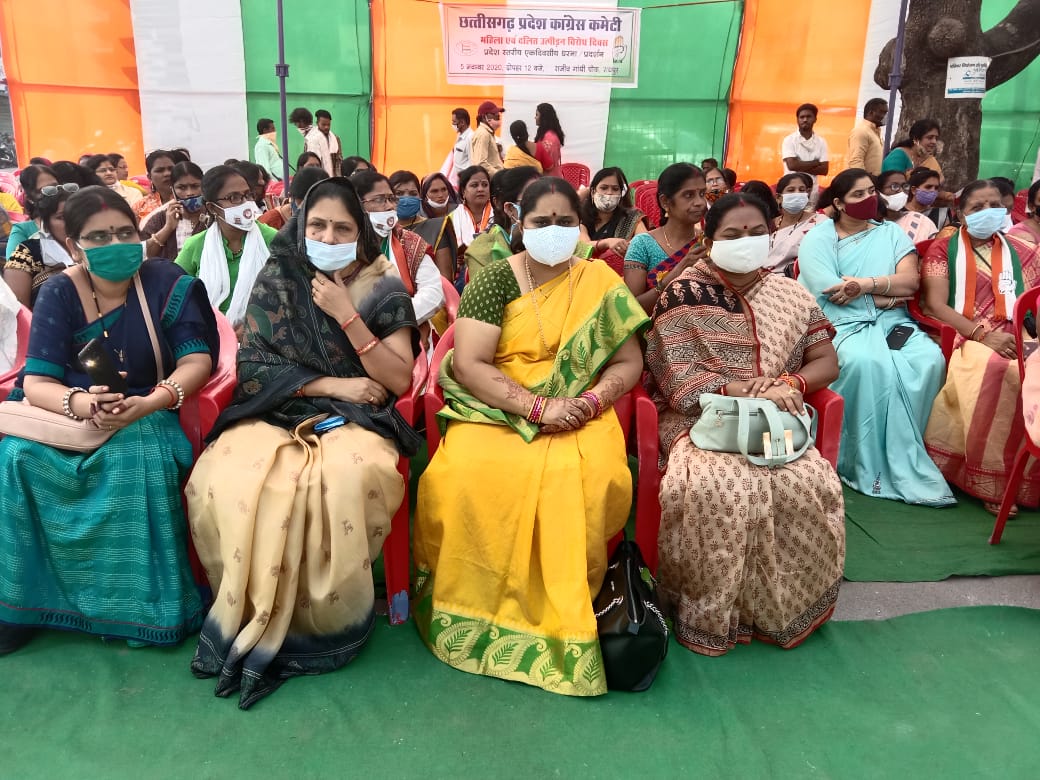 महिलाओं पर हो रहे अत्याचार व उनकी व्यथा को लेकर फूलोदेवी नेताम ने महिला उत्पीड़न दिवस पर एक दिवसीय धरने के माध्यम से हुँकार भरी