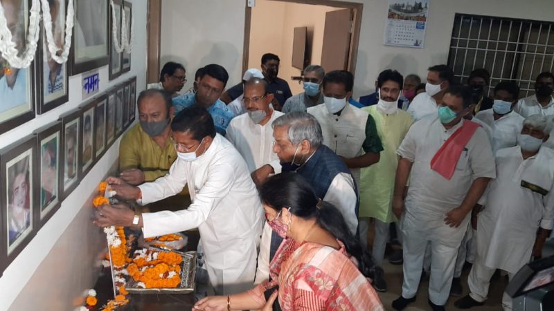 कांग्रेस के वरिष्ठ नेता अहमद पटेल जी को राजीव भवन में दी गयी श्रद्धांजलि