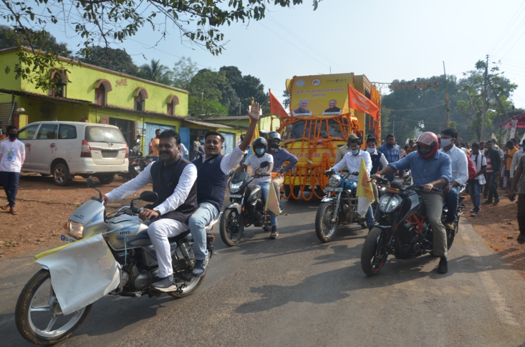 संसदीय सचिव श्री जैन और विधायक श्री राजमन बेंजाम  बाईक में सवार होकर रैली में हुए शामिल