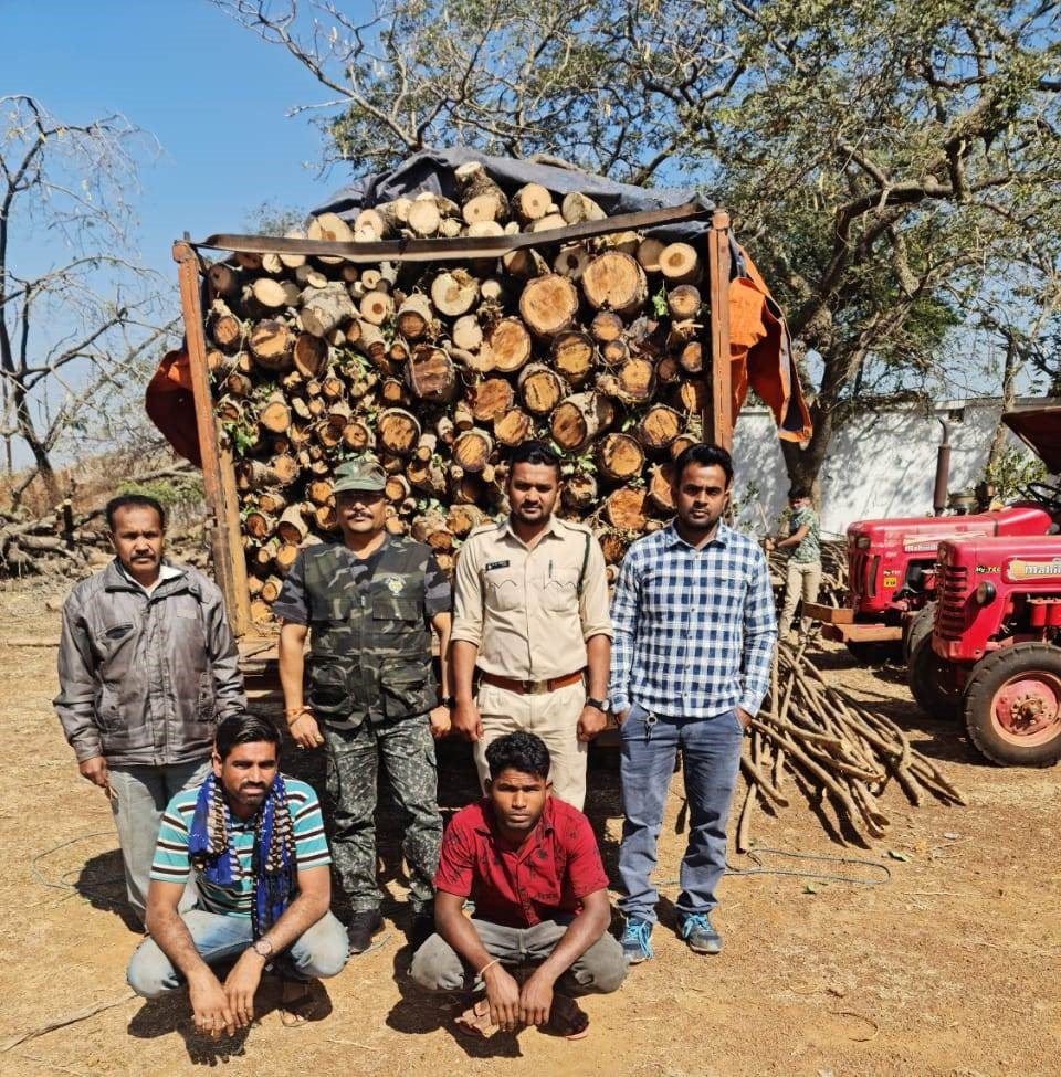 रायपुर वनवृत्त में एक वाहन सहित लगभग एक लाख रूपए की अवैध लकड़ी की जप्ती