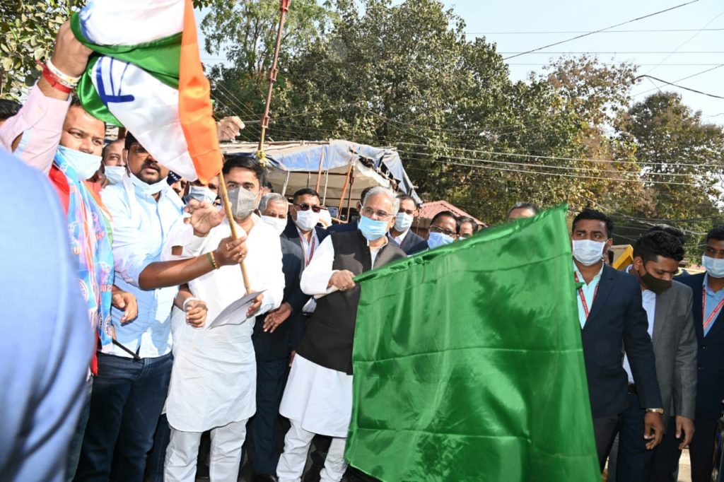 एनएसयूआई कार्यकर्ताओं द्वारा एकत्र किए गए धान, नकद राशि और राशन लेकर जा रहे ट्रकों को मुख्यमंत्री भूपेश बघेल ने हरी झण्डी दिखाकर रवाना किया