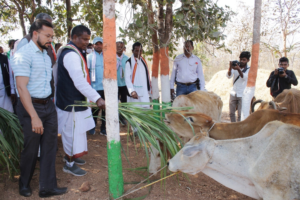 उद्योग मंत्री श्री कवासी लखमा ने किया गौठान का अवलोकन