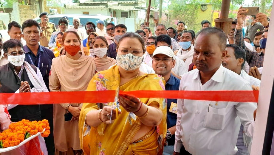 समाज कल्याण मंत्री श्रीमती भेंड़िया मानिकपुरी पनिका समाज के सम्मेलन में हुई शामिल: सामुदायिक भवन का किया लोकार्पण