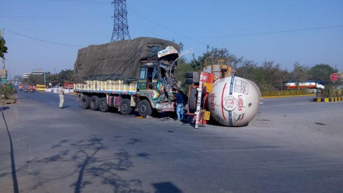 LPG गैस टैंकर और ट्रक में भिड़ंत….रायपुर की रिंगरोड पर लगा लंबा जाम….गैस टैंकर हटाने में प्रशासन सावधानी बरत रहा है