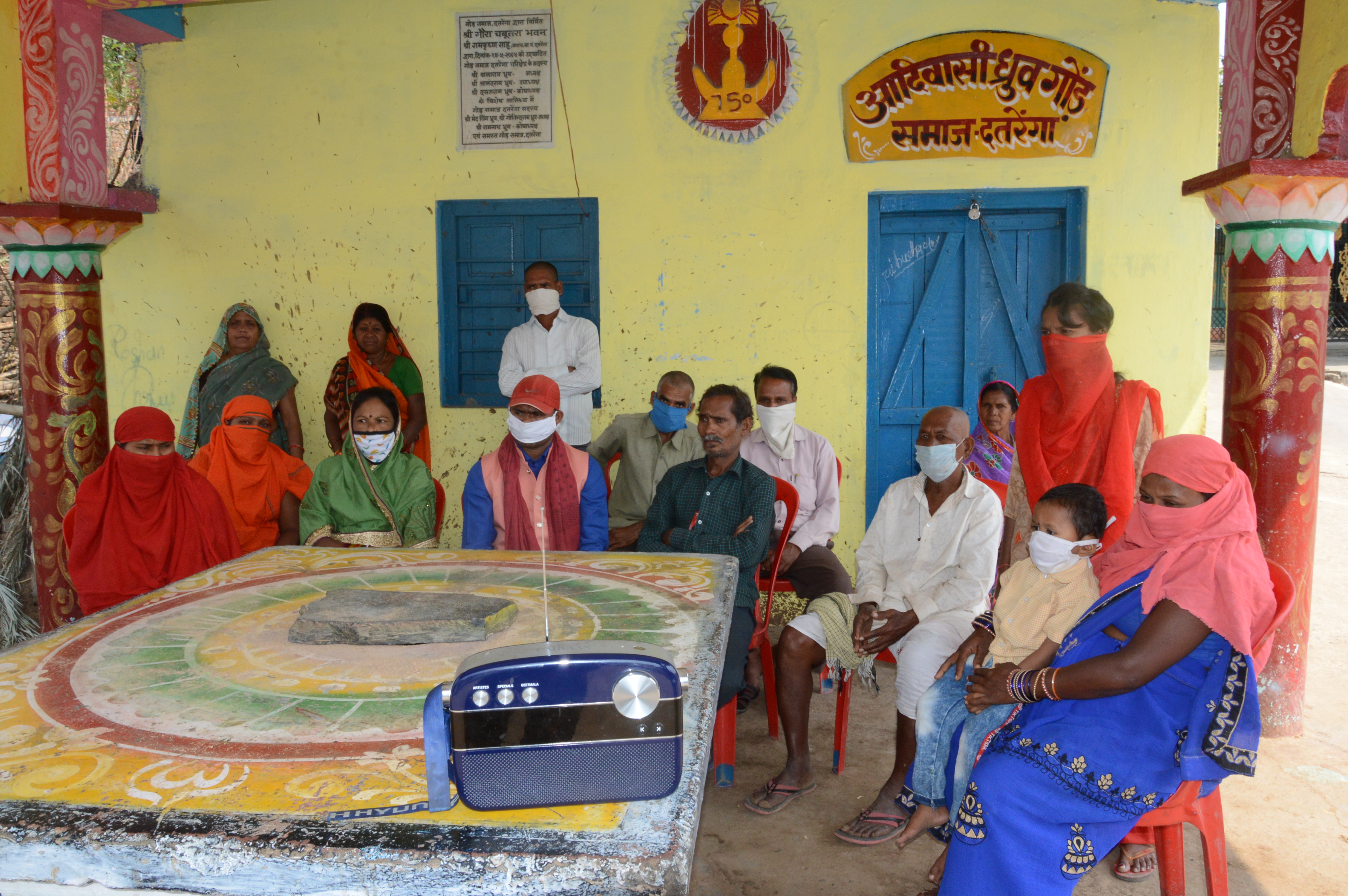 गांव के गौरा चबूतरा में सुनी गई मुख्यमंत्री की रेडियो वार्ता