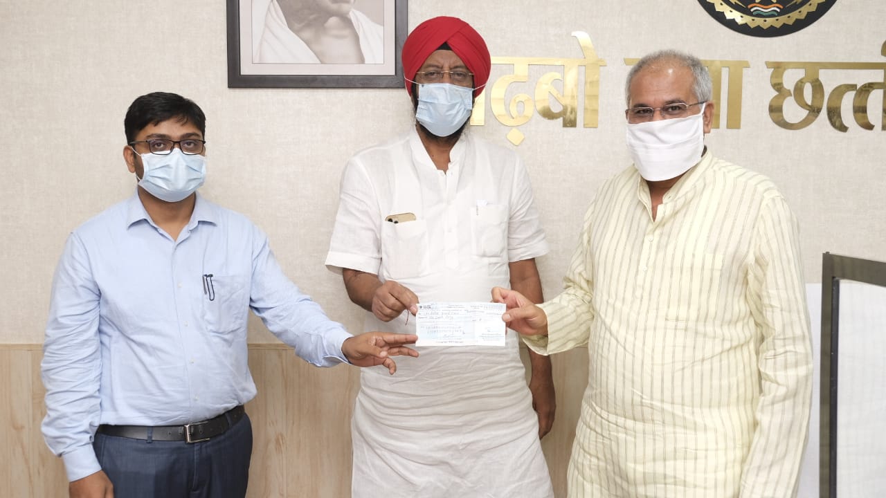 मुख्यमंत्री सहायता कोष में छत्तीसगढ़ गृह निर्माण मंडल द्वारा  10 लाख रूपए का अंशदान