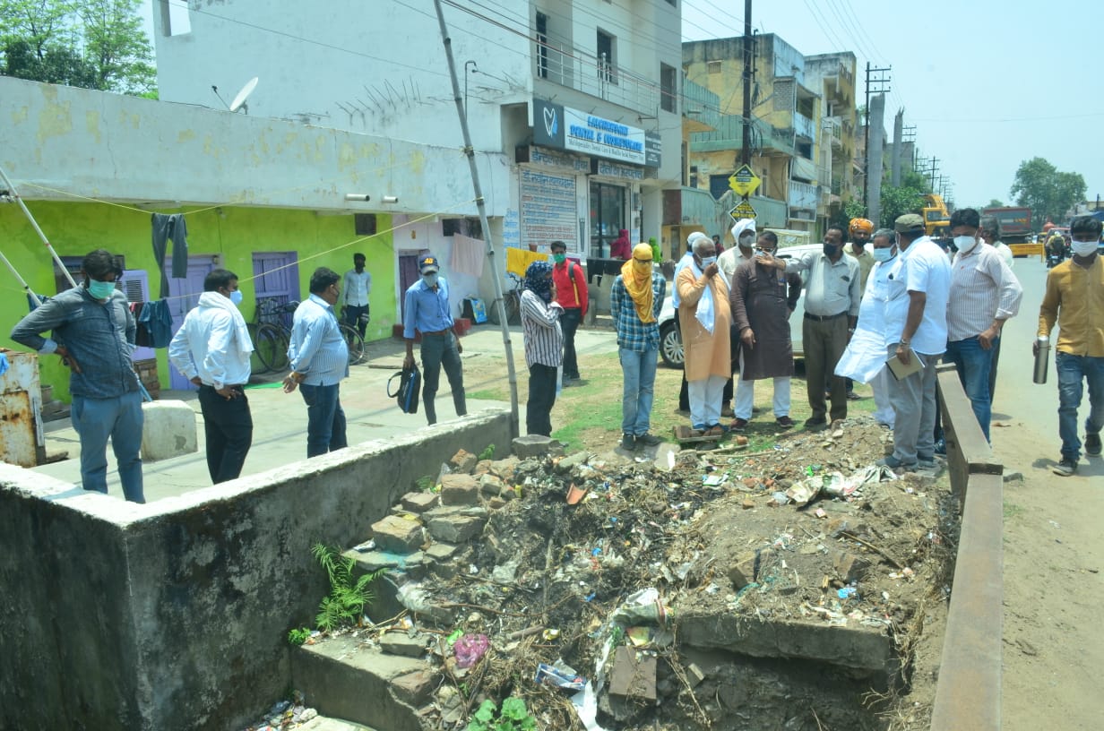 पुल निर्माण में आ रही बाधा को दूर करने सभी विभागीय अधिकारियों के साथ महापौर एवम सभापति पहँचे तोरवा किया नाले का निरीक्षण