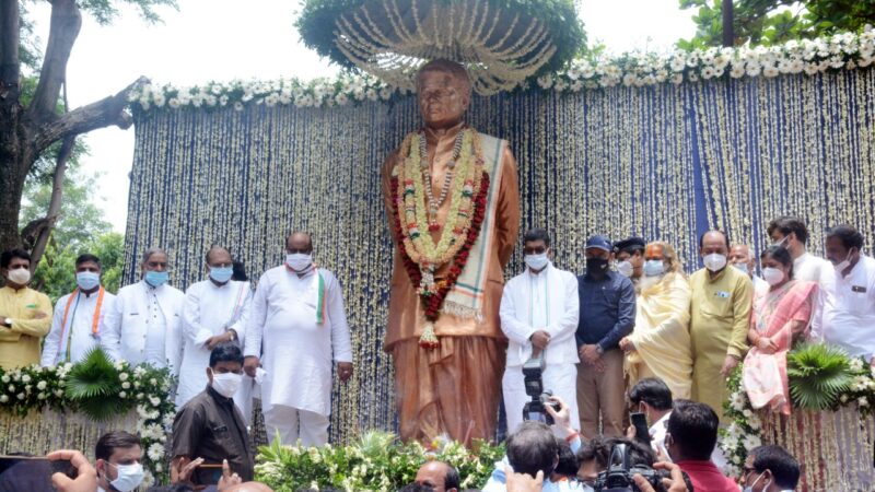 स्वर्गीय श्री बिसाहू दास महन्त की 43 वीं पुण्यतिथि पर विधानसभा अध्यक्ष, प्रभारी मंत्री, गौसेवा आयोग के अध्यक्ष सहित जनप्रतिनिधियों ने दी श्रद्धांजलि