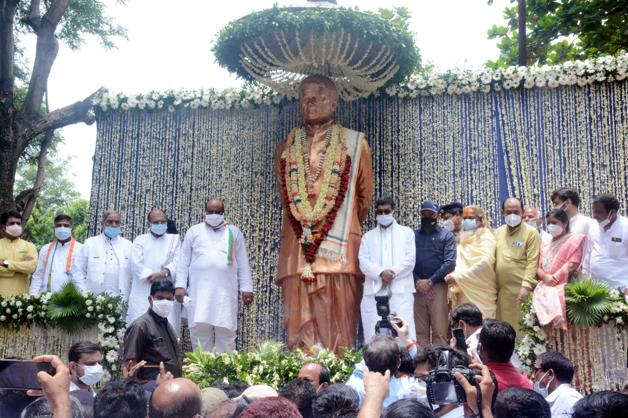 स्वर्गीय श्री बिसाहू दास महन्त की 43 वीं पुण्यतिथि पर विधानसभा अध्यक्ष, प्रभारी मंत्री, गौसेवा आयोग के अध्यक्ष सहित जनप्रतिनिधियों ने दी श्रद्धांजलि