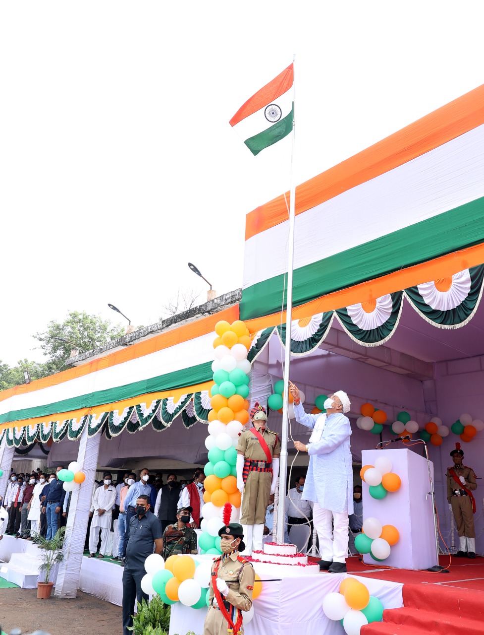 स्वतंत्रता दिवस पर कृषि मंत्री श्री रविन्द्र चौबे ने रायगढ़ में किया ध्वजारोहण