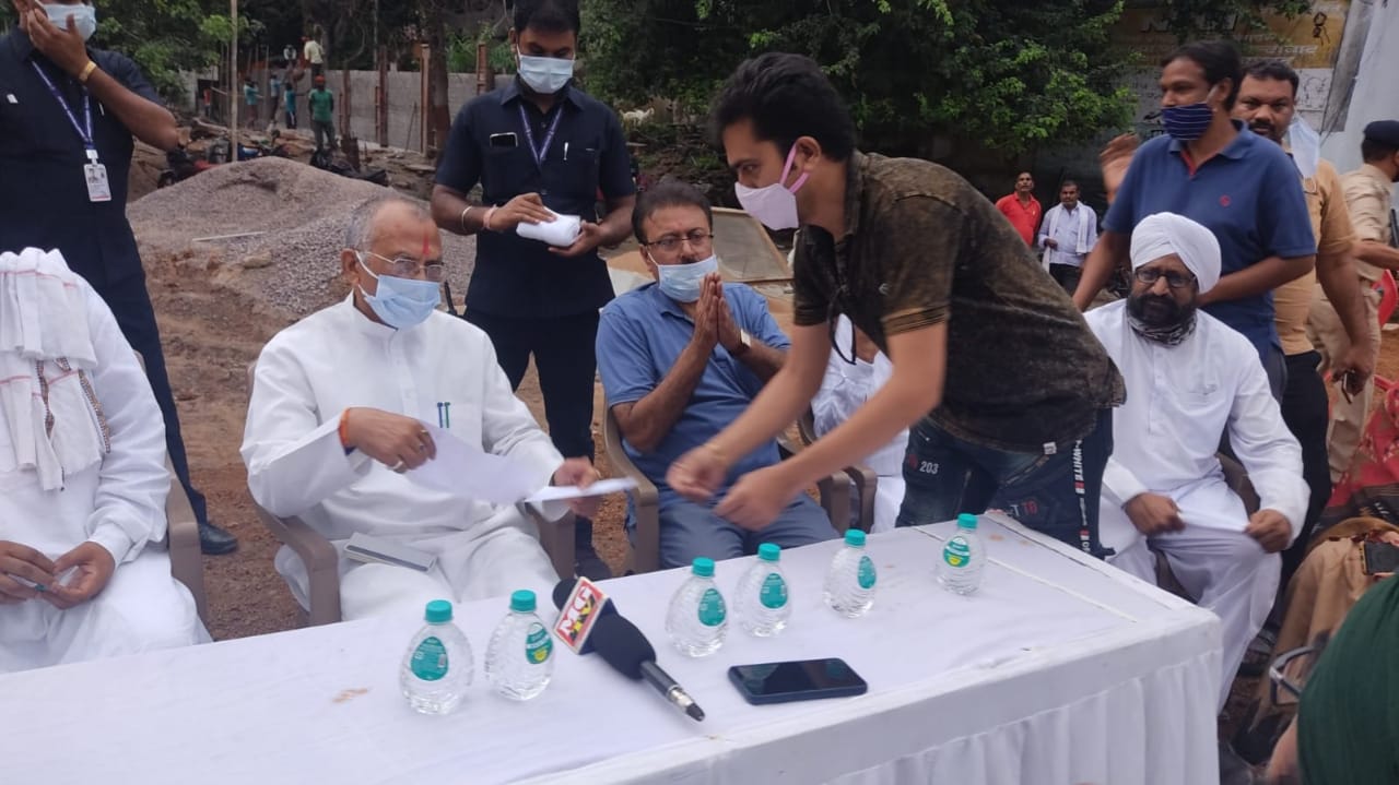 छ ग प्रदेश कांग्रेस झुग्गी झोपड़ी प्रकोष्ठ के प्रदेश महामंत्री हाशमी ने लोक निर्माण विभाग एवं गृह मंत्री ताम्रध्वज साहू से मुलाकात कर लोकहित की मांग रखा