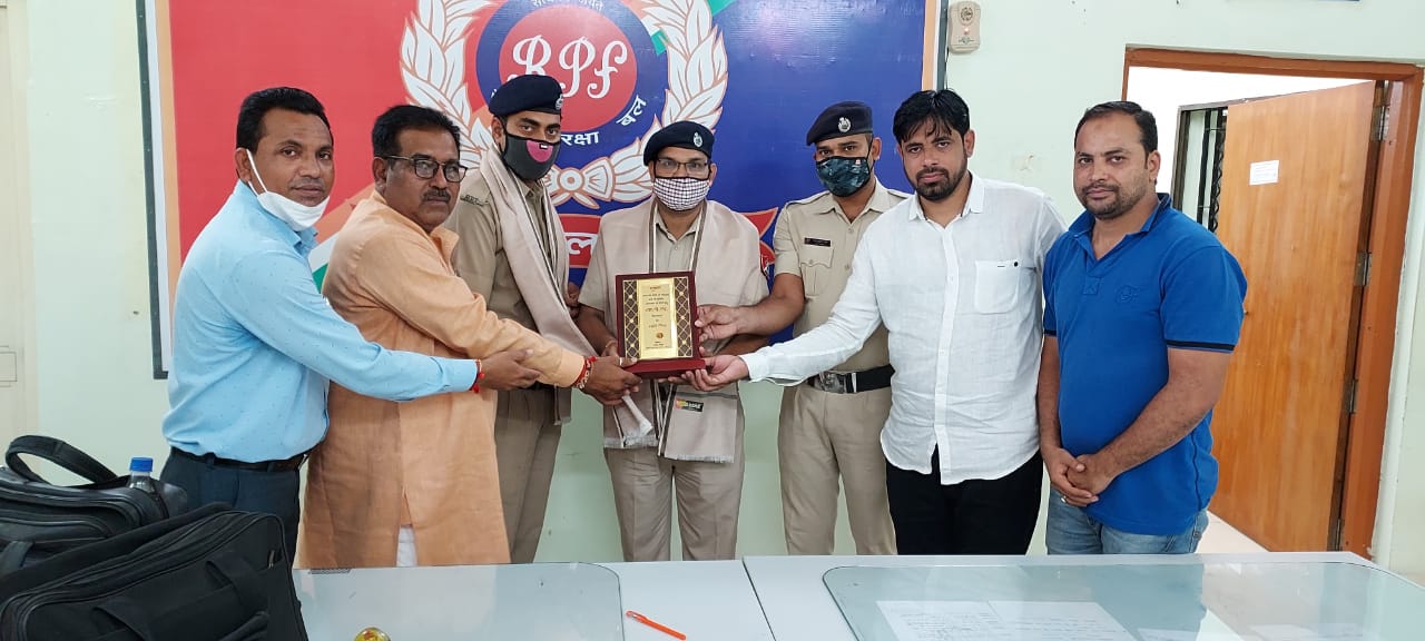 ब्लॉक कांग्रेस कमेटी बिलासपुर-1 ने पुलिस अधिकारी एवं आरपीएफ के अधिकारियों का बच्चा चोर गिरोह पकड़ने बच्चे को सुरक्षित बरामद करने हेतु सम्मान किया