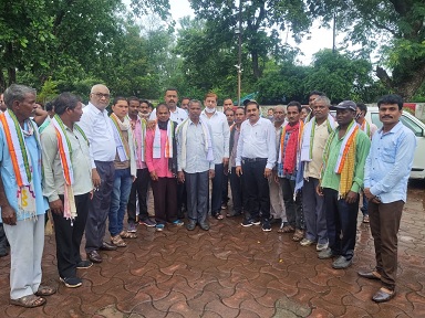 बोड़ला ब्लाॅक में 18 लोगों ने किया कांग्रेस प्रवेश….मंत्री अकबर ने तिरंगा गमछा पहना किया स्वागत