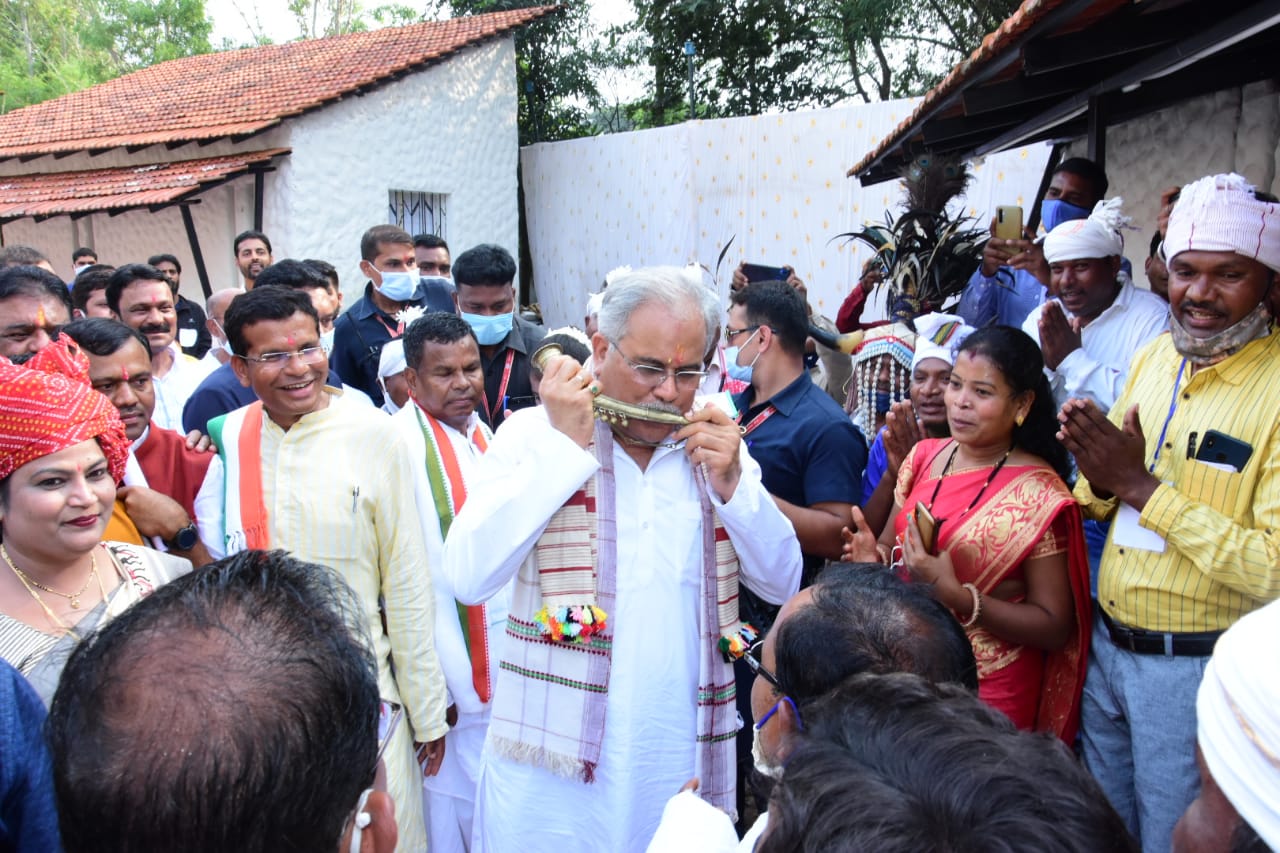 बस्तर की जनजातीय संस्कृति के रंग में रंगे दिखाई दिए मुख्यमंत्री श्री भूपेश बघेल