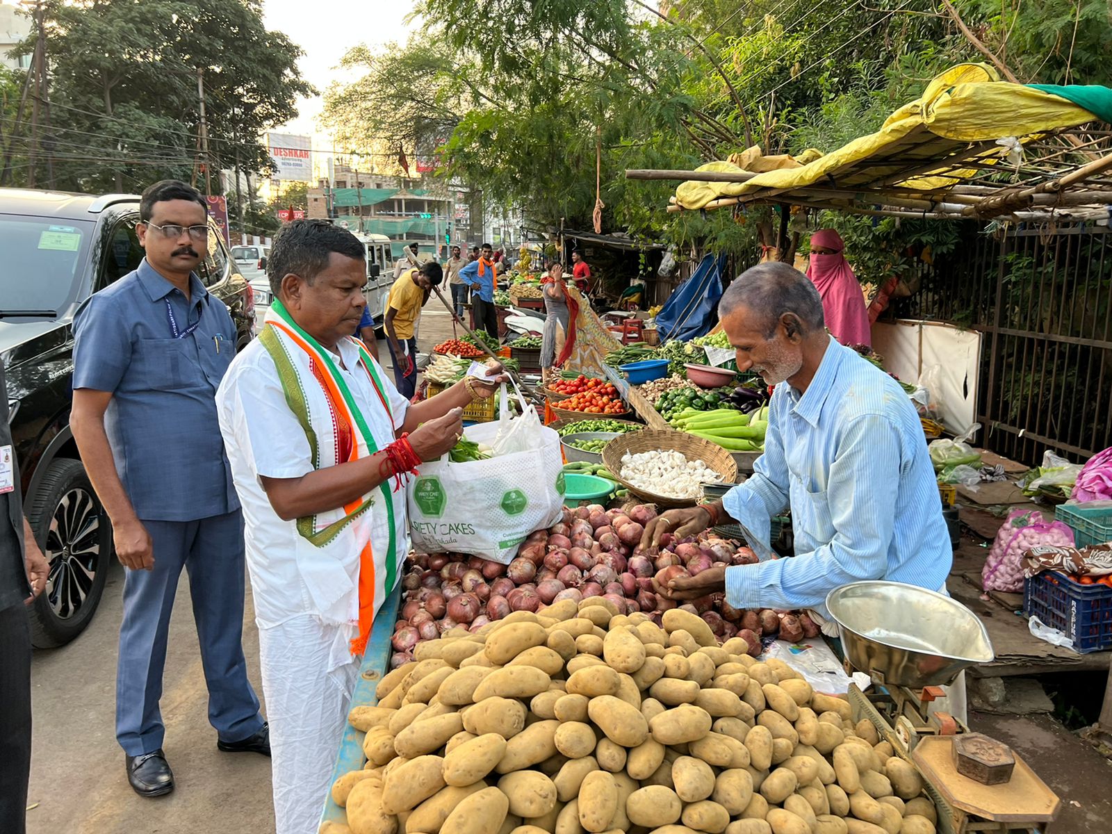 बढ़ती महंगाई के खिलाफ मंत्री कवासी लखमा ने सब्जियां खरीद कर विरोध किया