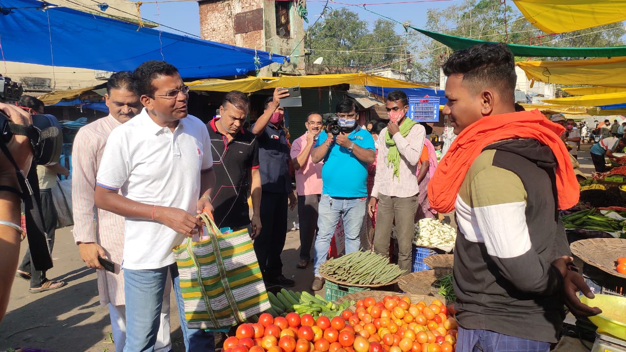 बढ़ती महंगाई के खिलाफ पीसीसी अध्यक्ष मोहन मरकाम ने शास्त्री बाजार में सब्जियां खरीद कर अभिनव विरोध किया